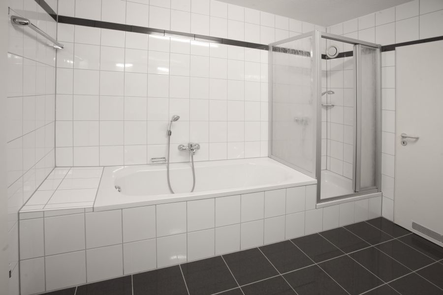 Fereinwohnung Schwarzwald Bad mit Dusche und Badewanne