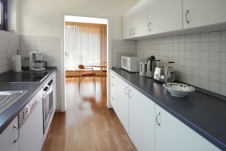 Fereinwohnung Schwarzwald Küche mit Mikrowelle und Elektroherd